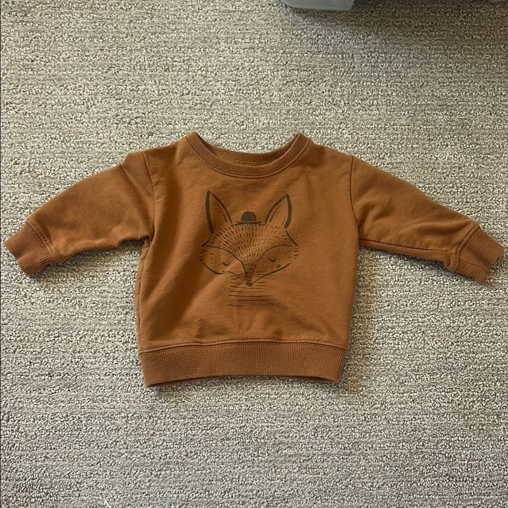 Terracotta fox in a tophat shirt
